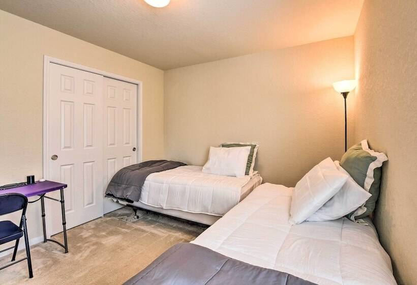 Spacious Conroe Home   6 Mi To The Woodlands!