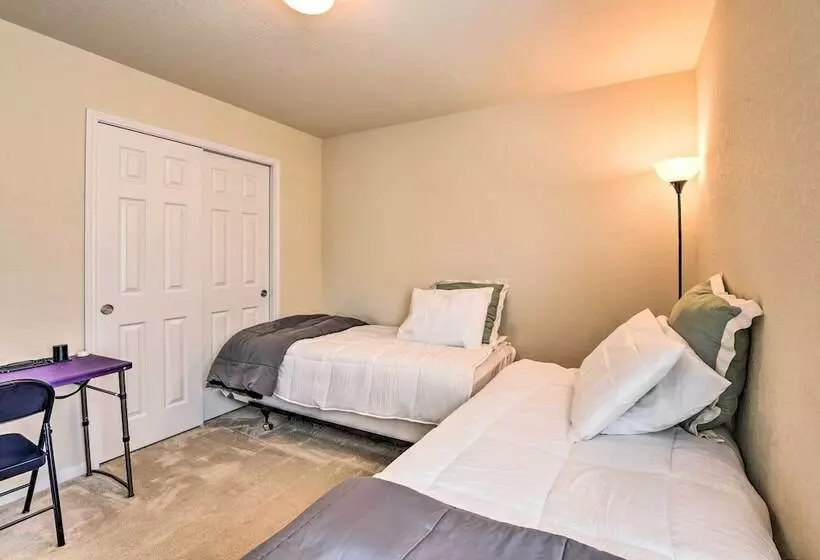 Spacious Conroe Home   6 Mi To The Woodlands!