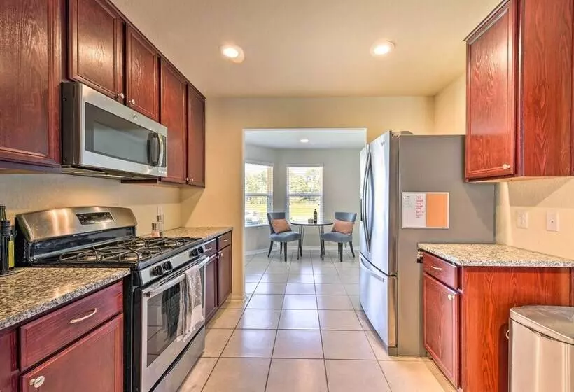 Spacious Conroe Home   6 Mi To The Woodlands!