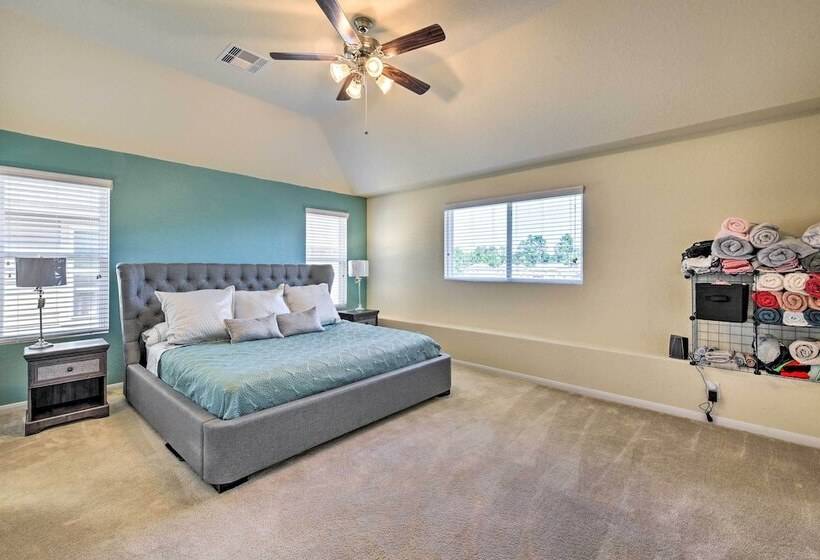 Spacious Conroe Home   6 Mi To The Woodlands!