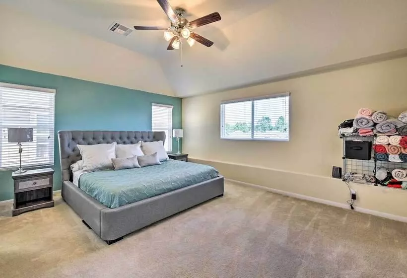 Spacious Conroe Home   6 Mi To The Woodlands!