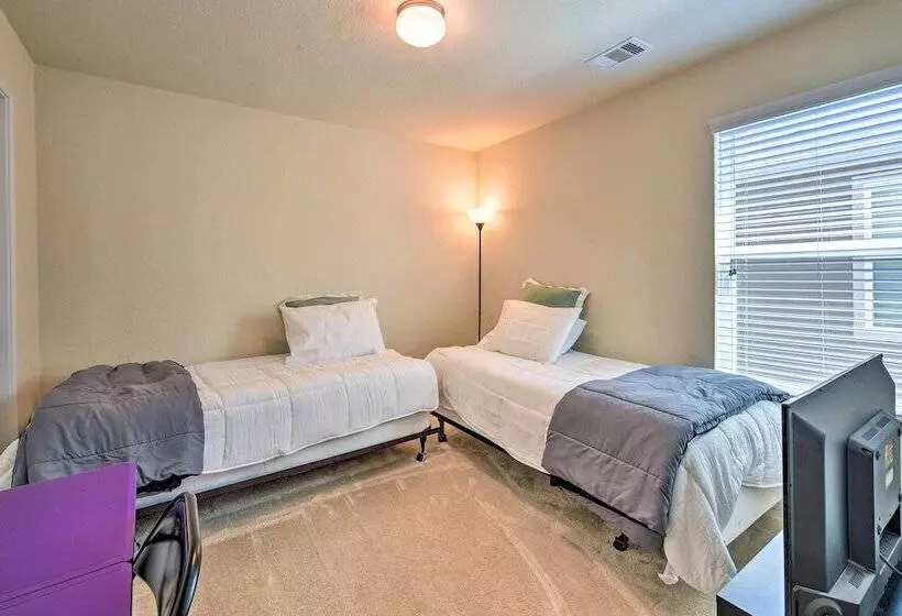 Spacious Conroe Home   6 Mi To The Woodlands!