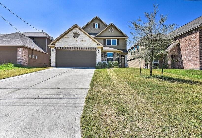 Spacious Conroe Home   6 Mi To The Woodlands!