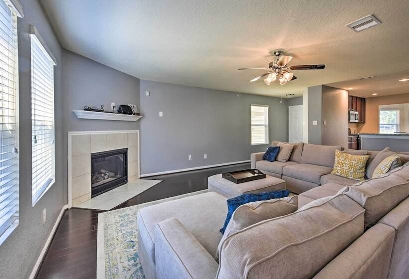 Spacious Conroe Home   6 Mi To The Woodlands!