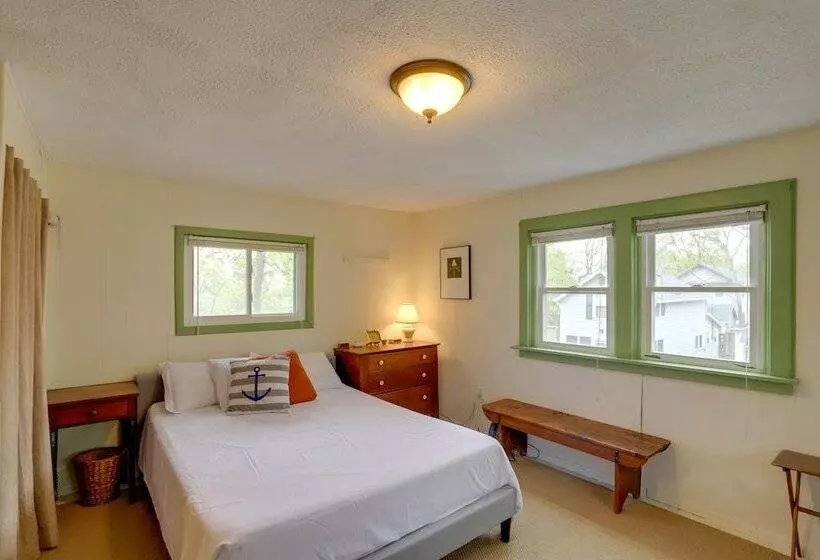 Spacious Lakeside Cottage   2 Miles To Marblehead!