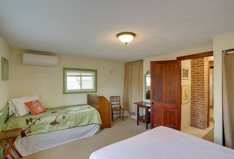 Spacious Lakeside Cottage   2 Miles To Marblehead!