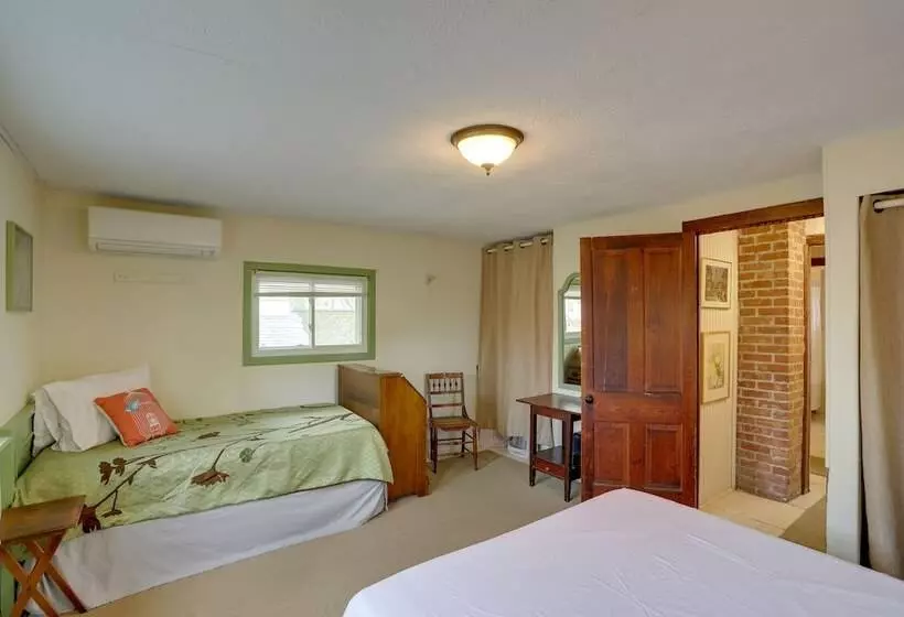 Spacious Lakeside Cottage   2 Miles To Marblehead!