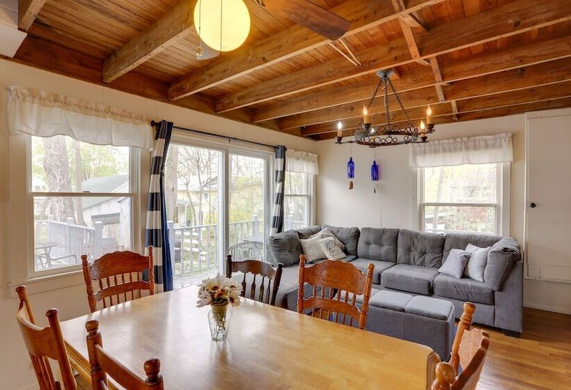 Spacious Lakeside Cottage   2 Miles To Marblehead!