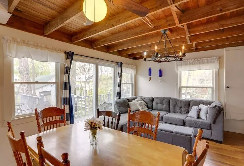 Spacious Lakeside Cottage   2 Miles To Marblehead!