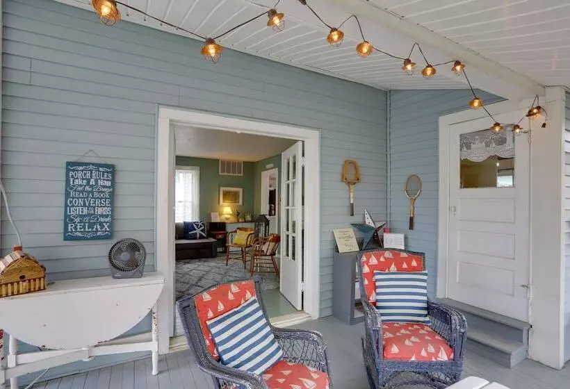 Spacious Lakeside Cottage   2 Miles To Marblehead!