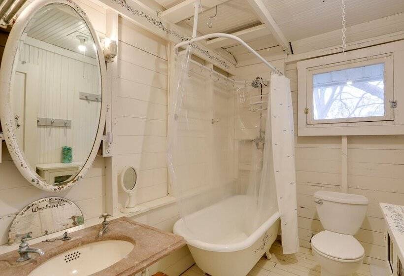 Spacious Lakeside Cottage   2 Miles To Marblehead!