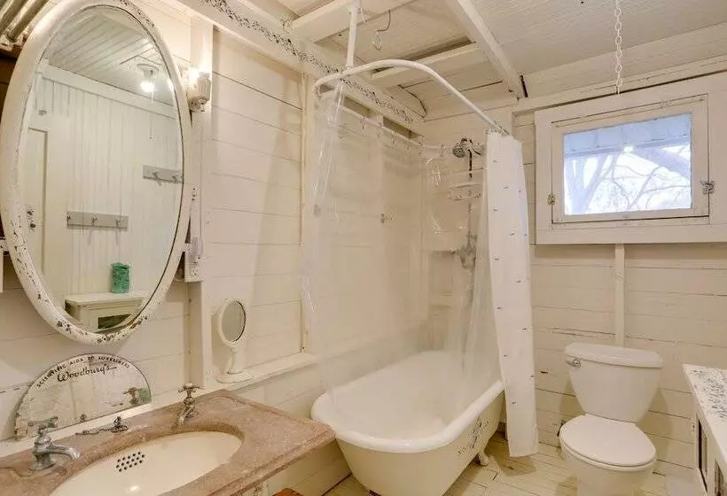 Spacious Lakeside Cottage   2 Miles To Marblehead!