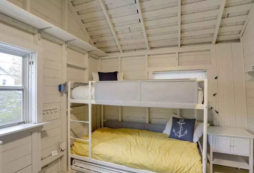 Spacious Lakeside Cottage   2 Miles To Marblehead!