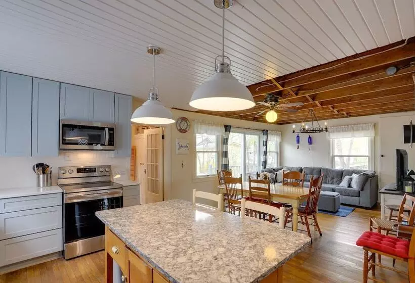 Spacious Lakeside Cottage   2 Miles To Marblehead!