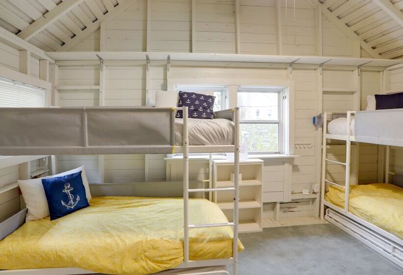 Spacious Lakeside Cottage   2 Miles To Marblehead!