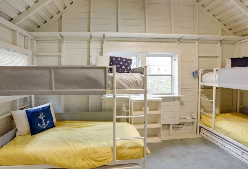 Spacious Lakeside Cottage   2 Miles To Marblehead!