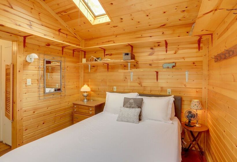 Spacious Lakeside Cottage   2 Miles To Marblehead!