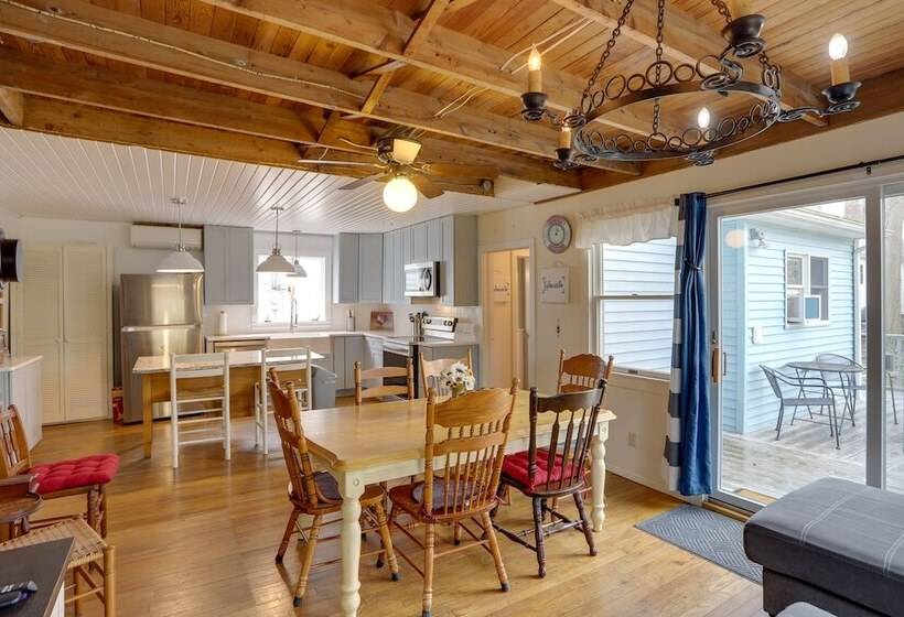 Spacious Lakeside Cottage   2 Miles To Marblehead!