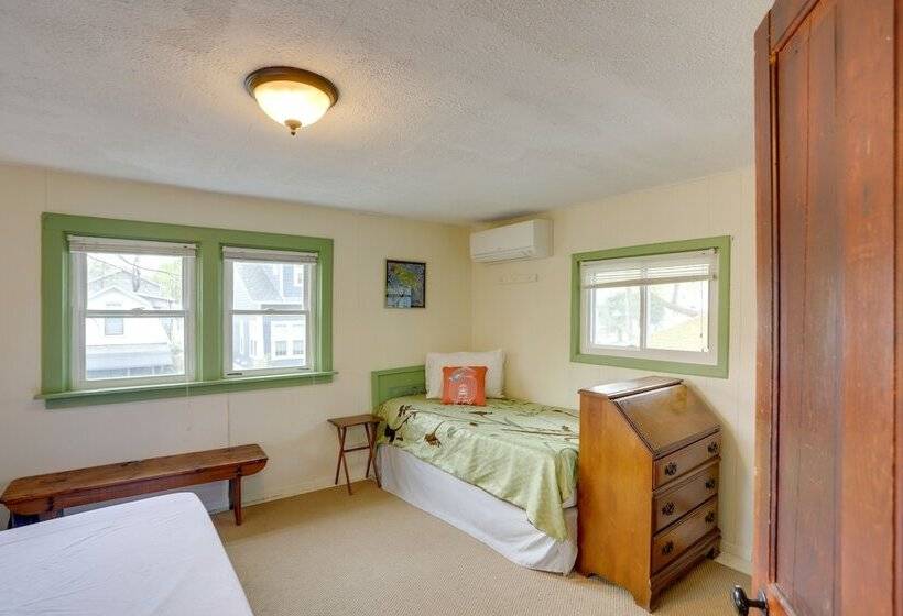 Spacious Lakeside Cottage   2 Miles To Marblehead!