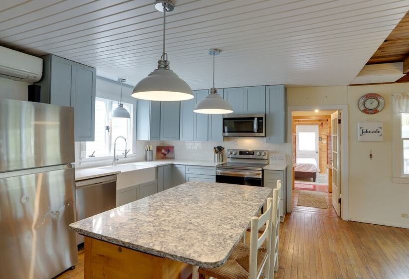 Spacious Lakeside Cottage   2 Miles To Marblehead!