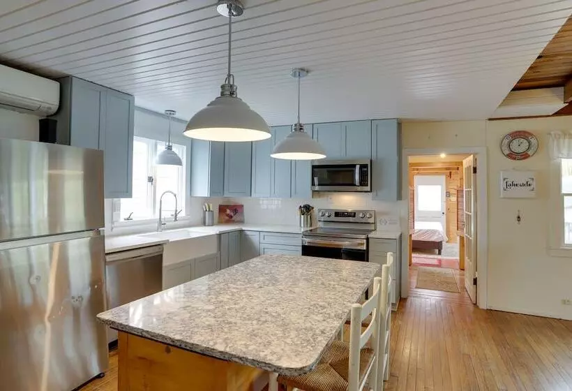 Spacious Lakeside Cottage   2 Miles To Marblehead!