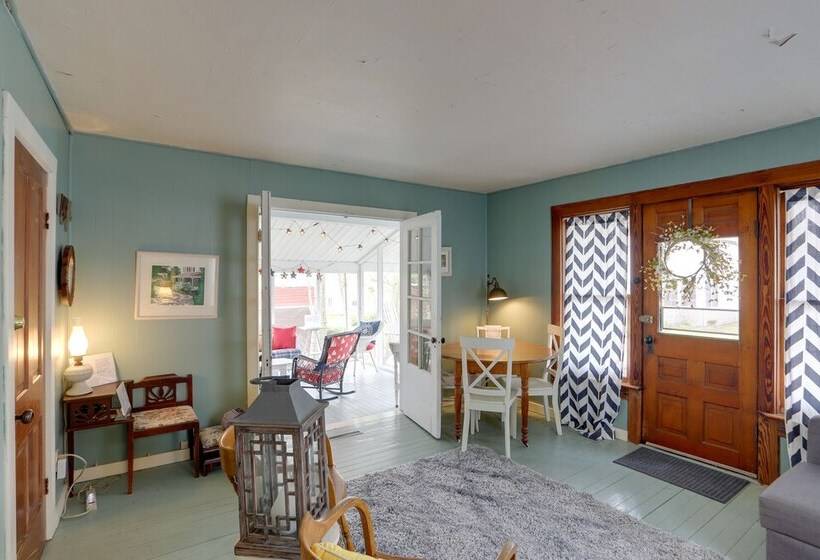 Spacious Lakeside Cottage   2 Miles To Marblehead!