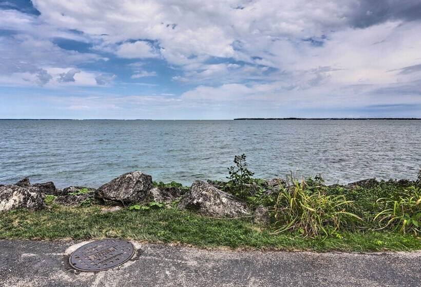 Spacious Lakeside Cottage   2 Miles To Marblehead!