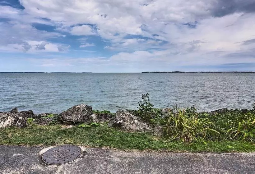 Spacious Lakeside Cottage   2 Miles To Marblehead!