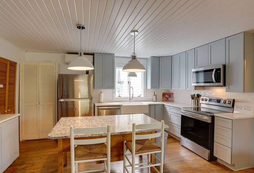 Spacious Lakeside Cottage   2 Miles To Marblehead!