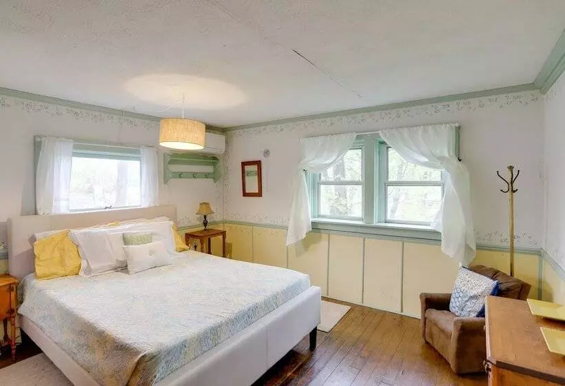 Spacious Lakeside Cottage   2 Miles To Marblehead!