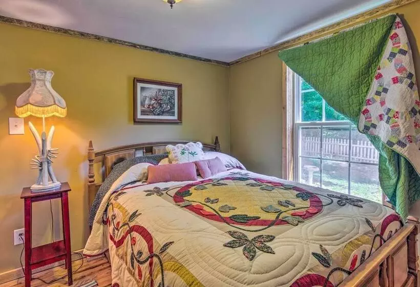 The Country Cottage In Union Mills W/ Porch!