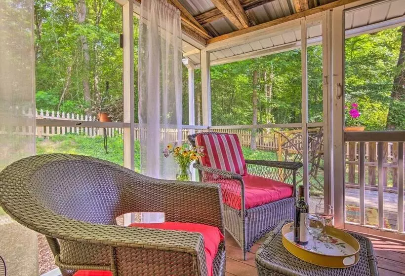The Country Cottage In Union Mills W/ Porch!