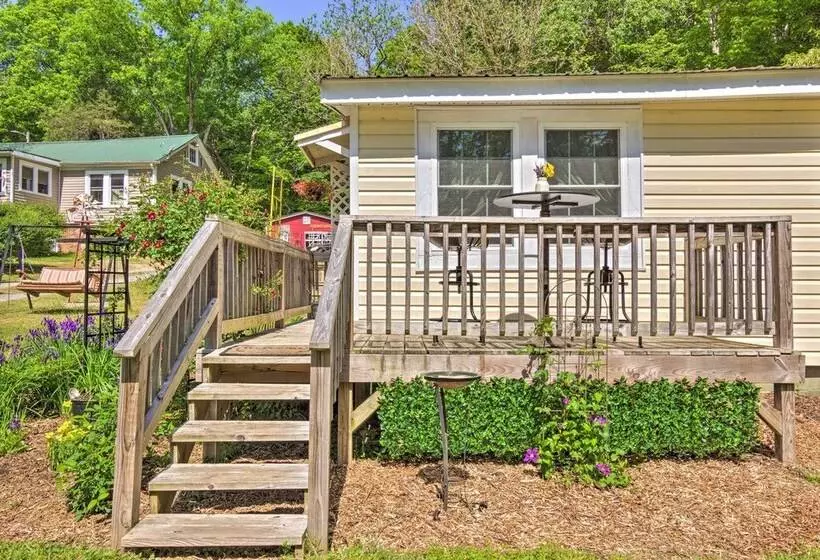 The Country Cottage In Union Mills W/ Porch!