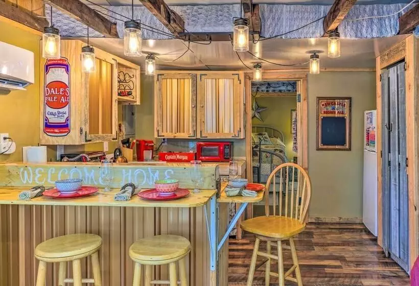 The Country Cottage In Union Mills W/ Porch!