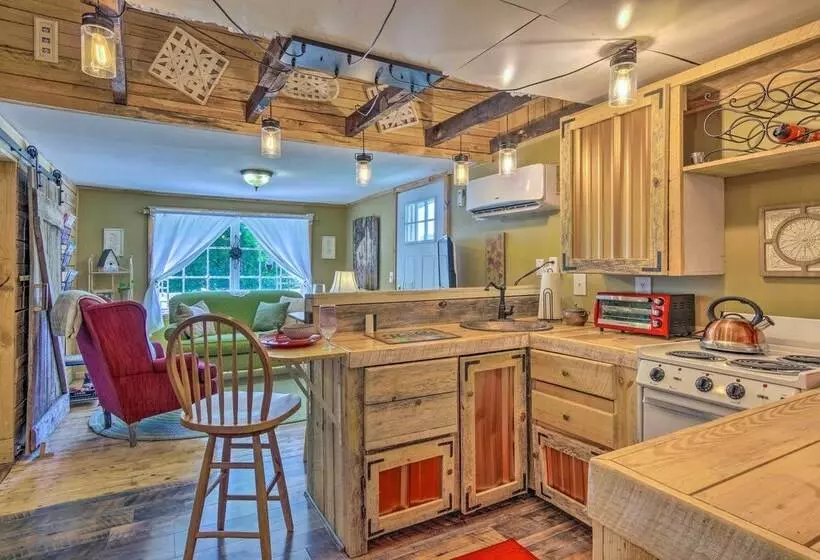 The Country Cottage In Union Mills W/ Porch!