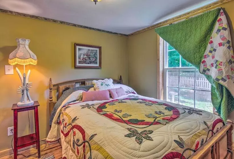 The Country Cottage In Union Mills W/ Porch!