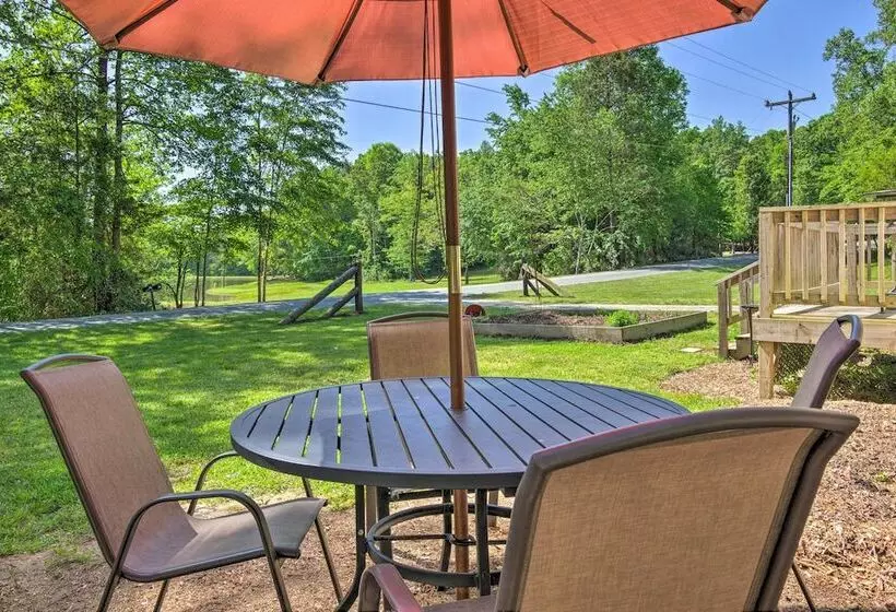 The Country Cottage In Union Mills W/ Porch!
