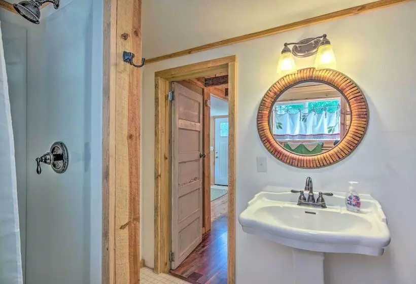 The Country Cottage In Union Mills W/ Porch!