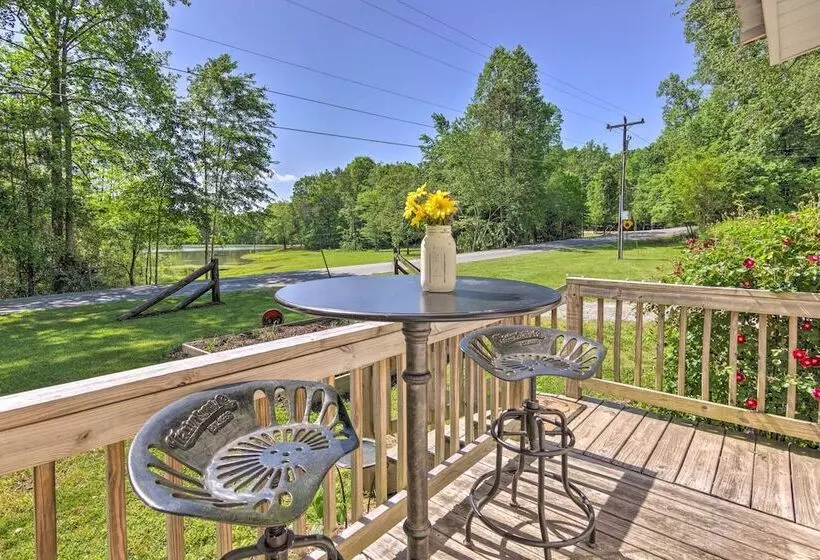The Country Cottage In Union Mills W/ Porch!