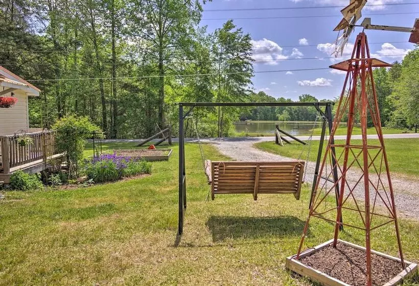 The Country Cottage In Union Mills W/ Porch!