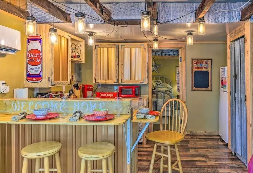 The Country Cottage In Union Mills W/ Porch!