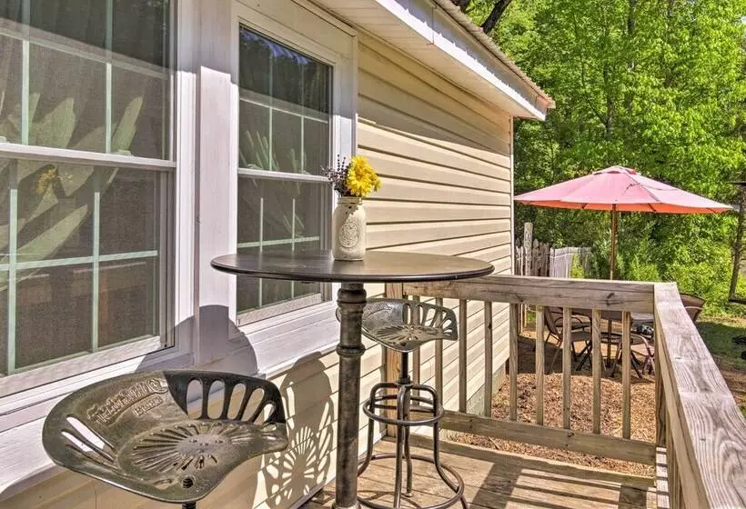 The Country Cottage In Union Mills W/ Porch!