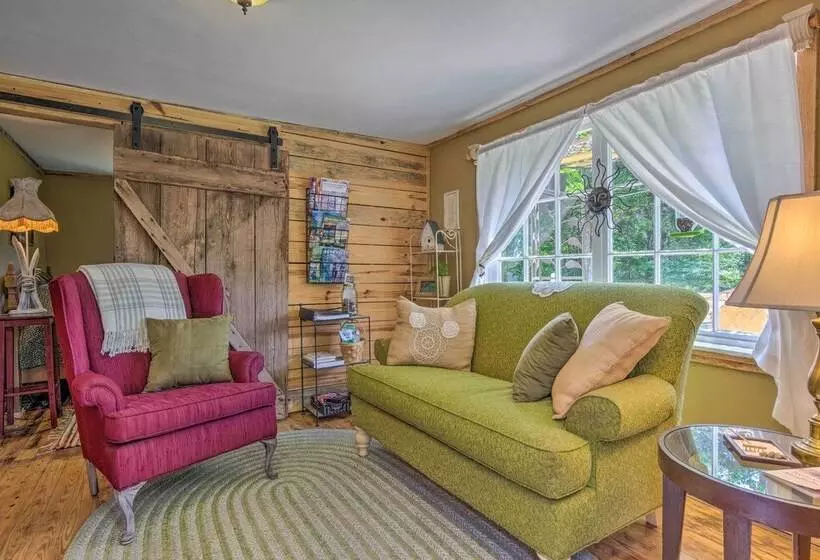 The Country Cottage In Union Mills W/ Porch!