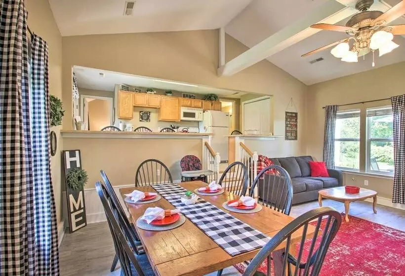 Turtle Rock    Ironton Cabin W/ Furnished Patio!