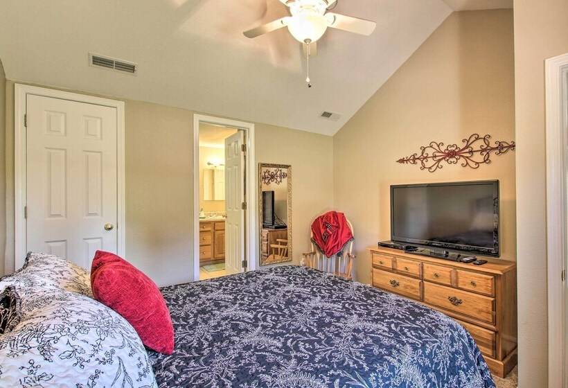 Turtle Rock    Ironton Cabin W/ Furnished Patio!