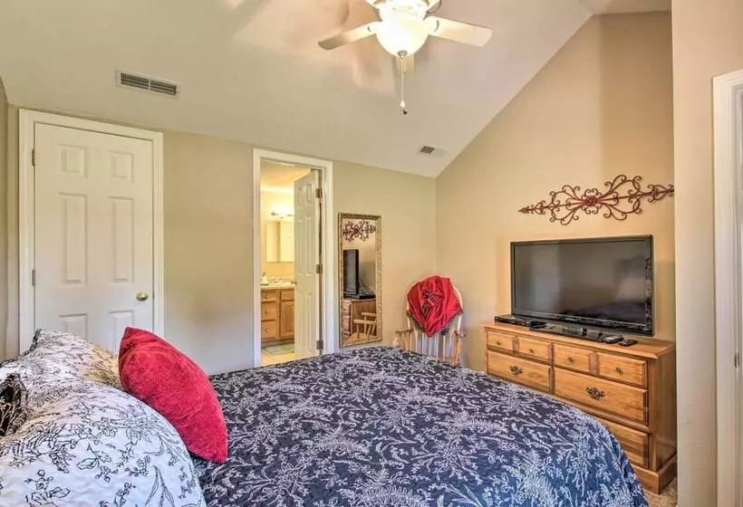 Turtle Rock    Ironton Cabin W/ Furnished Patio!