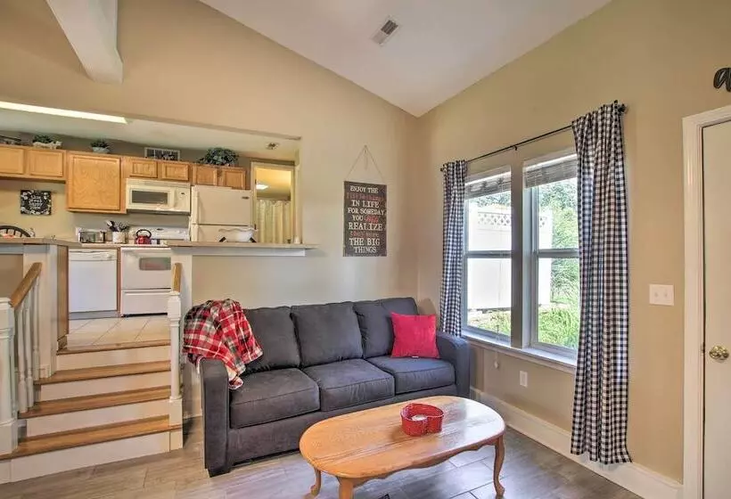 Turtle Rock    Ironton Cabin W/ Furnished Patio!