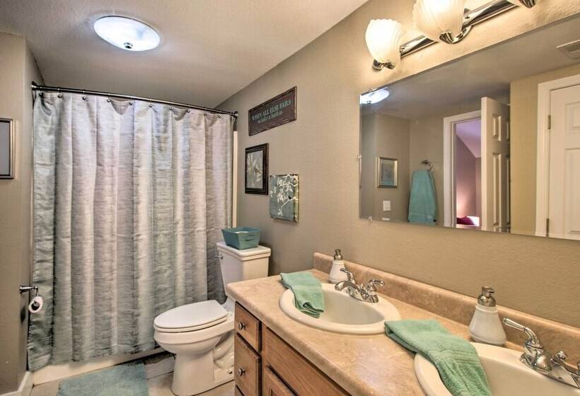 Turtle Rock    Ironton Cabin W/ Furnished Patio!