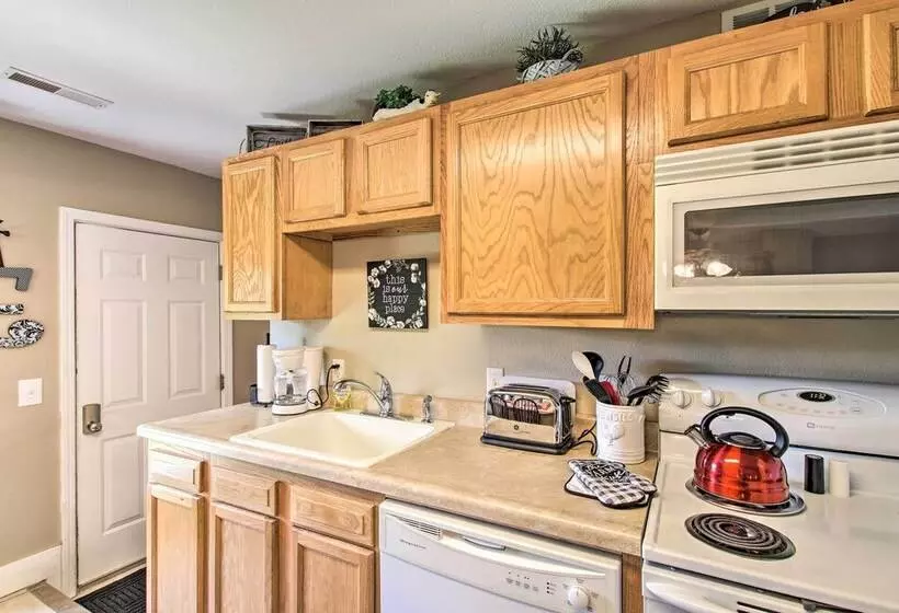 Turtle Rock    Ironton Cabin W/ Furnished Patio!