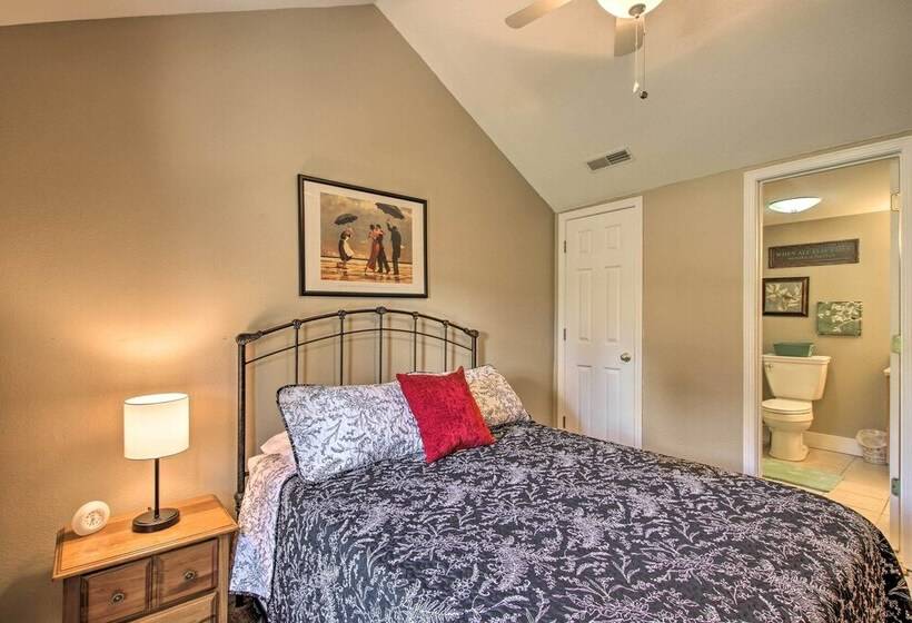 Turtle Rock    Ironton Cabin W/ Furnished Patio!